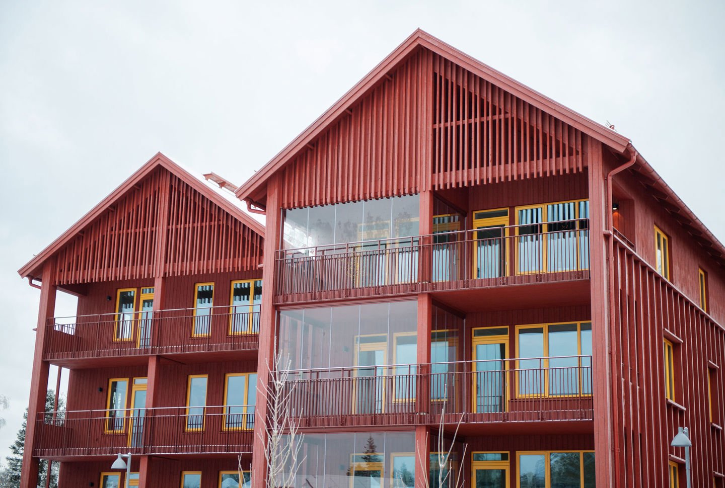 Exteriörbild av Ramselyckans. Röda trähus.
