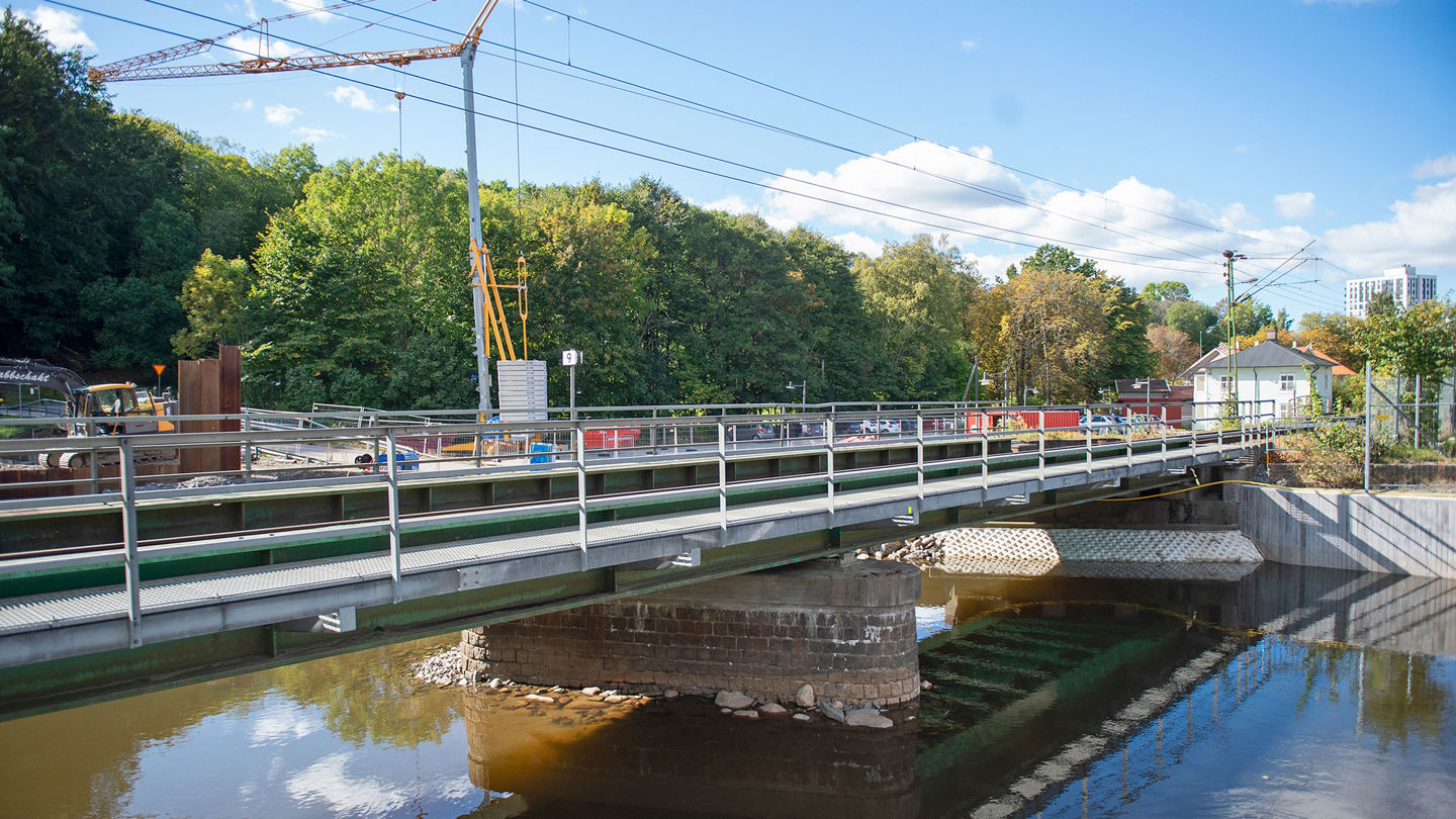Foto av en bro över Mölndalsån vid projektet Grevedämmet.