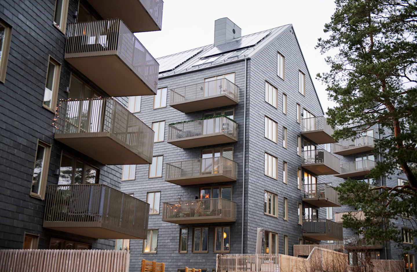 Foto av ett hus med fasad i skiffer.