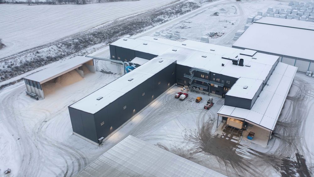 Drönarbild på snötäckt industribyggnad - hyvleriet hos Holmen i Iggesund