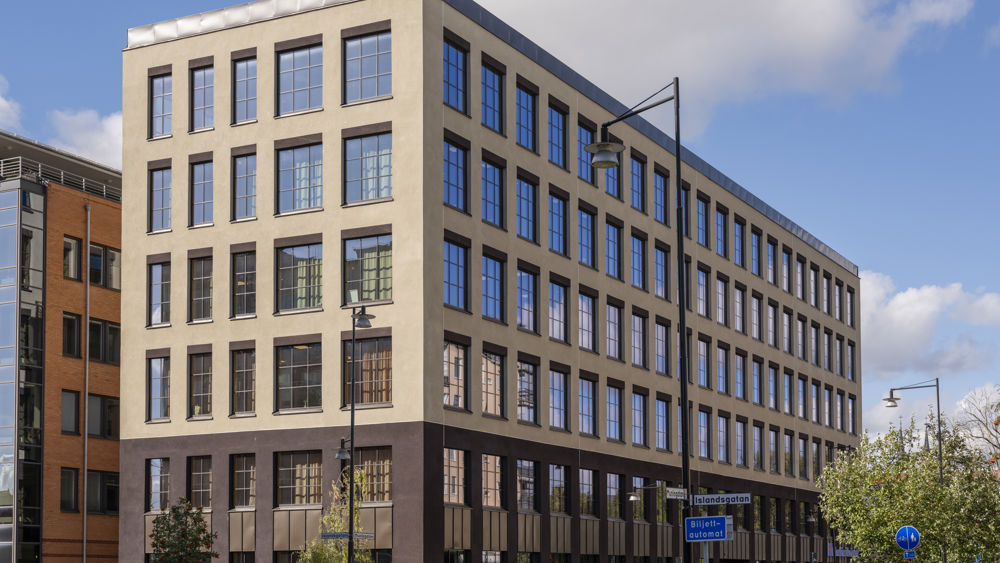 Munin NXT, en nybyggd kontorsbyggnad i sex plan med ljus fasad och stora fönsterpartier.