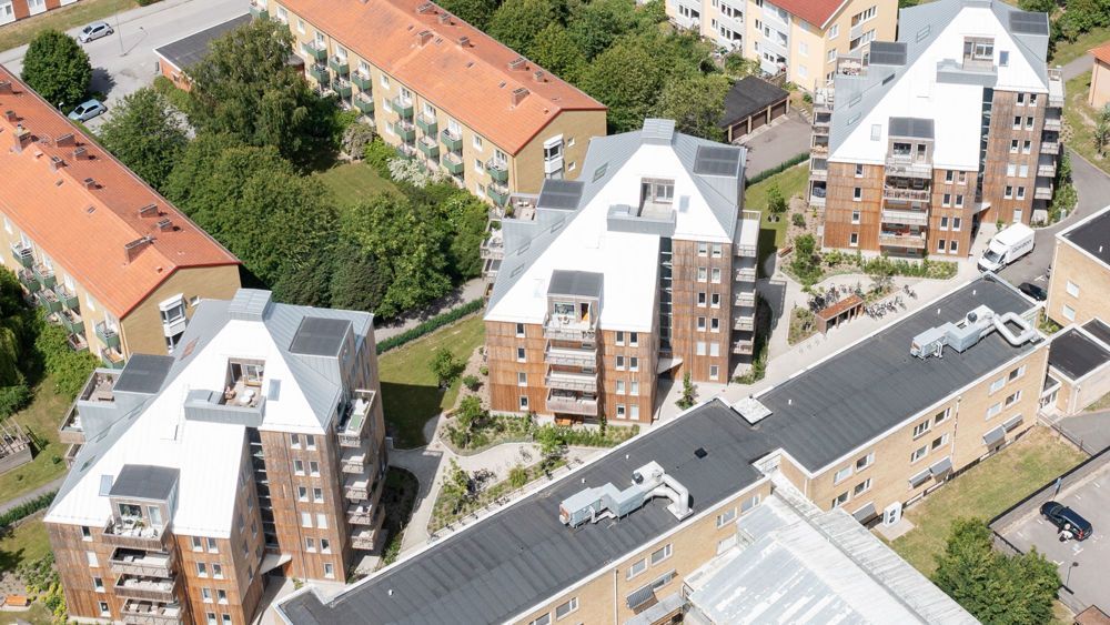 Grönalund. Tre hus i sju våningar med träfasad. 