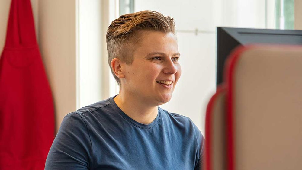Kommunikationschef Ane Sangnes jobbar och tittar på en datorskärm