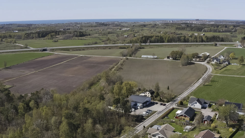 Drönarbild över del av Varberg där Västra kuststammen ska gå.