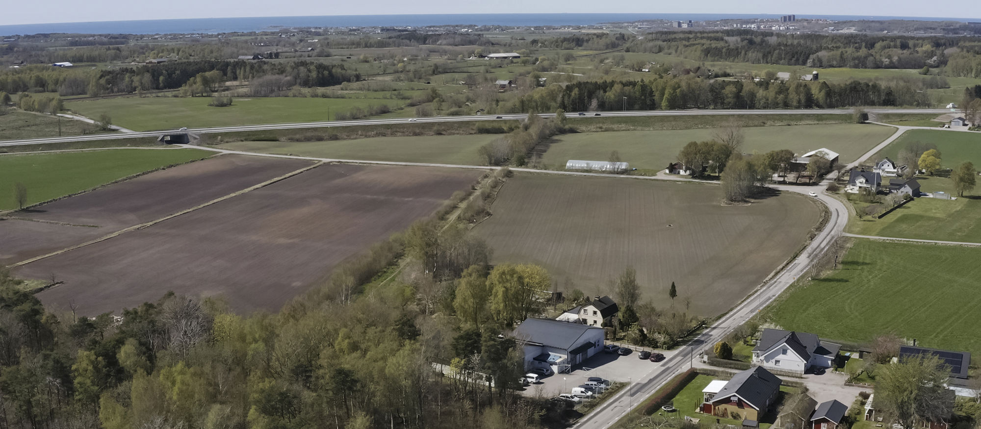 Drönarbild över del av Varberg där Västra kuststammen ska gå.