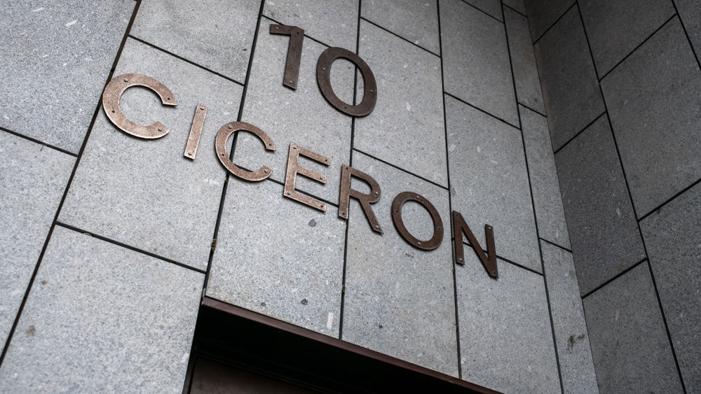 Fasadbild från Ciceron. Grå stenfasad med nummer 10 och namnet "Ciceron" i gulmetall över porten