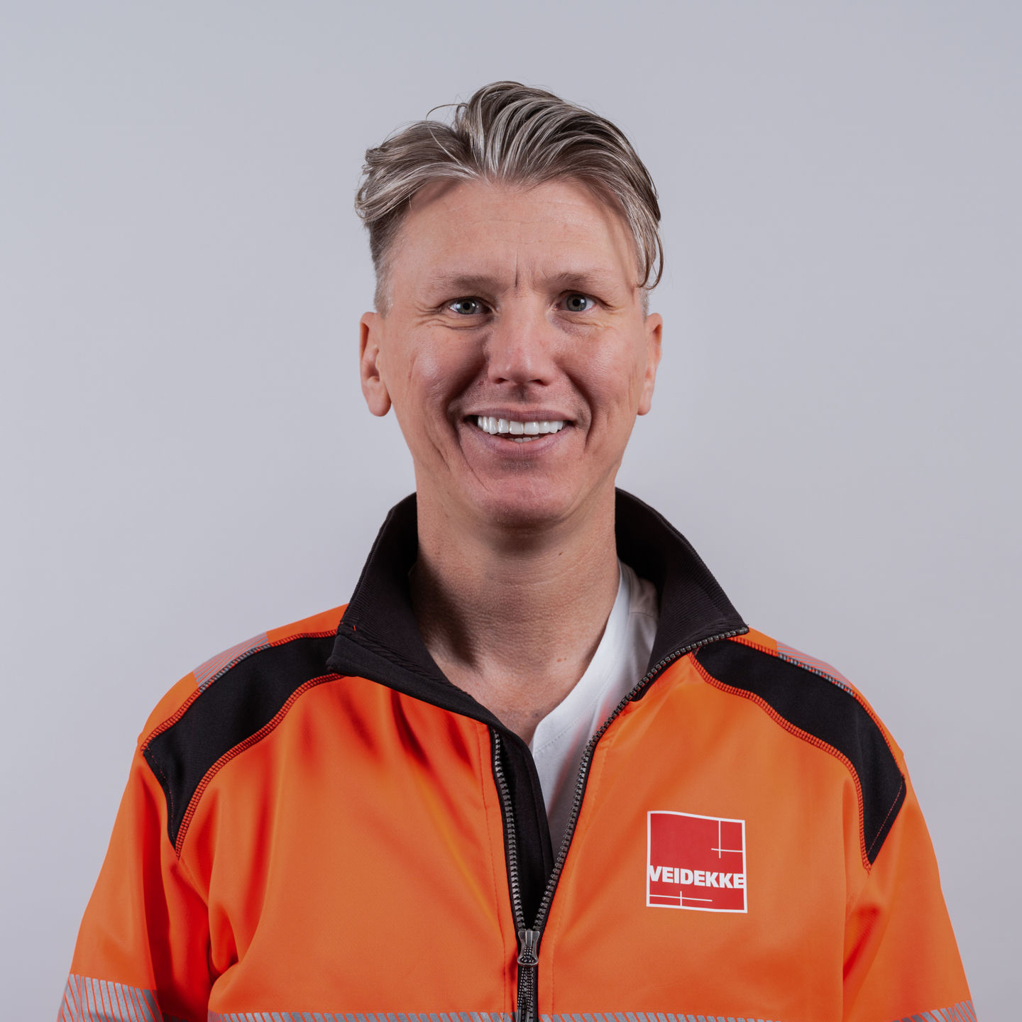 Porträttbild av leende man i varselkläder - Björn Öberg