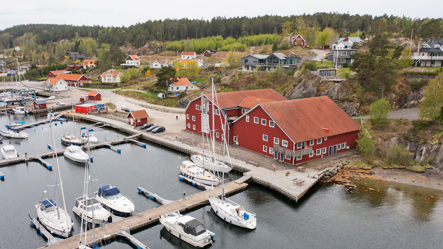 Drönarbild över hamnen och Båtmagasinet i Kungsviken.
