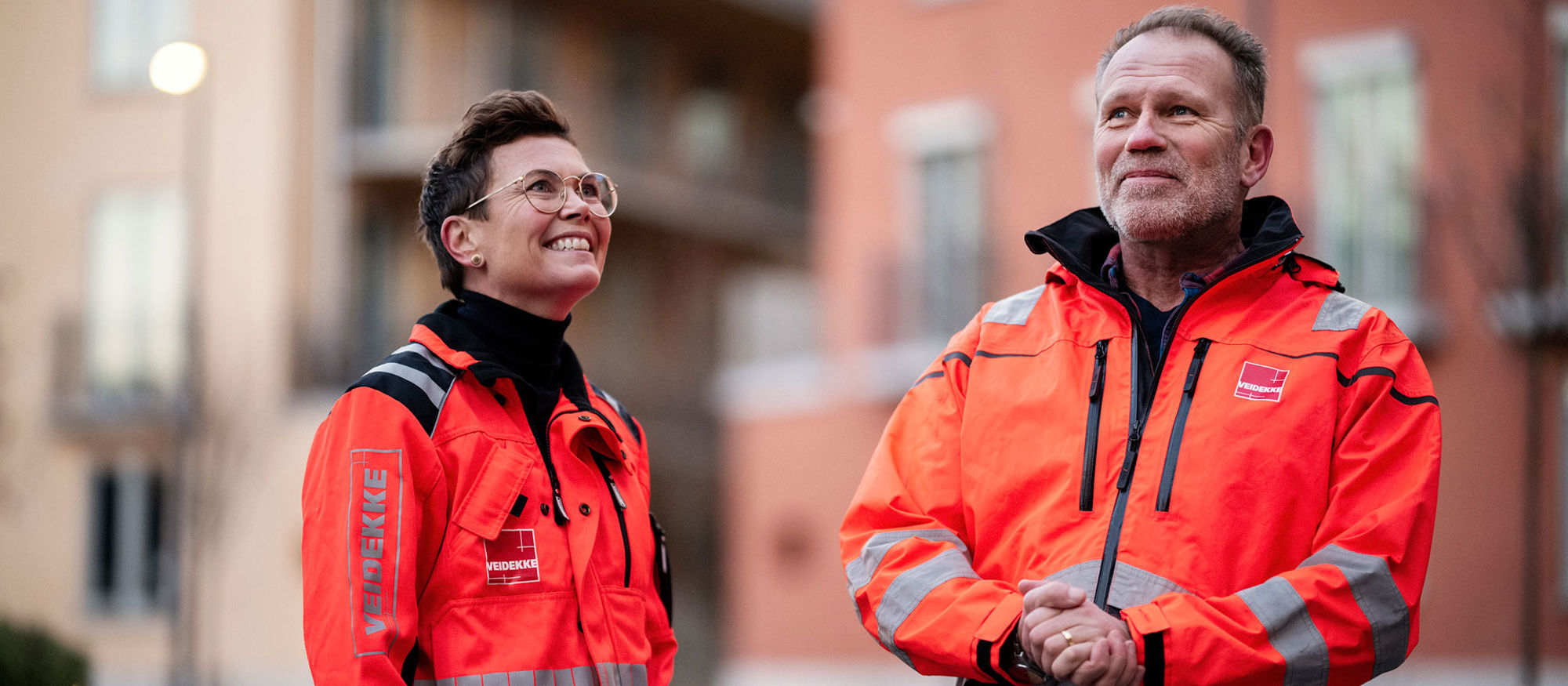 Foto av två personer i varseljackor.