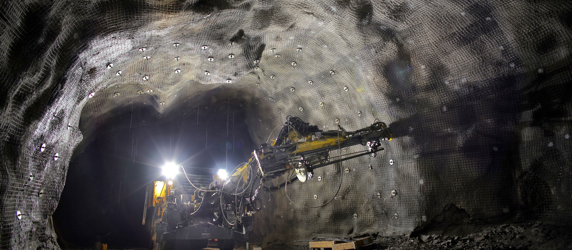 Bergförstärkning i en tunnel.