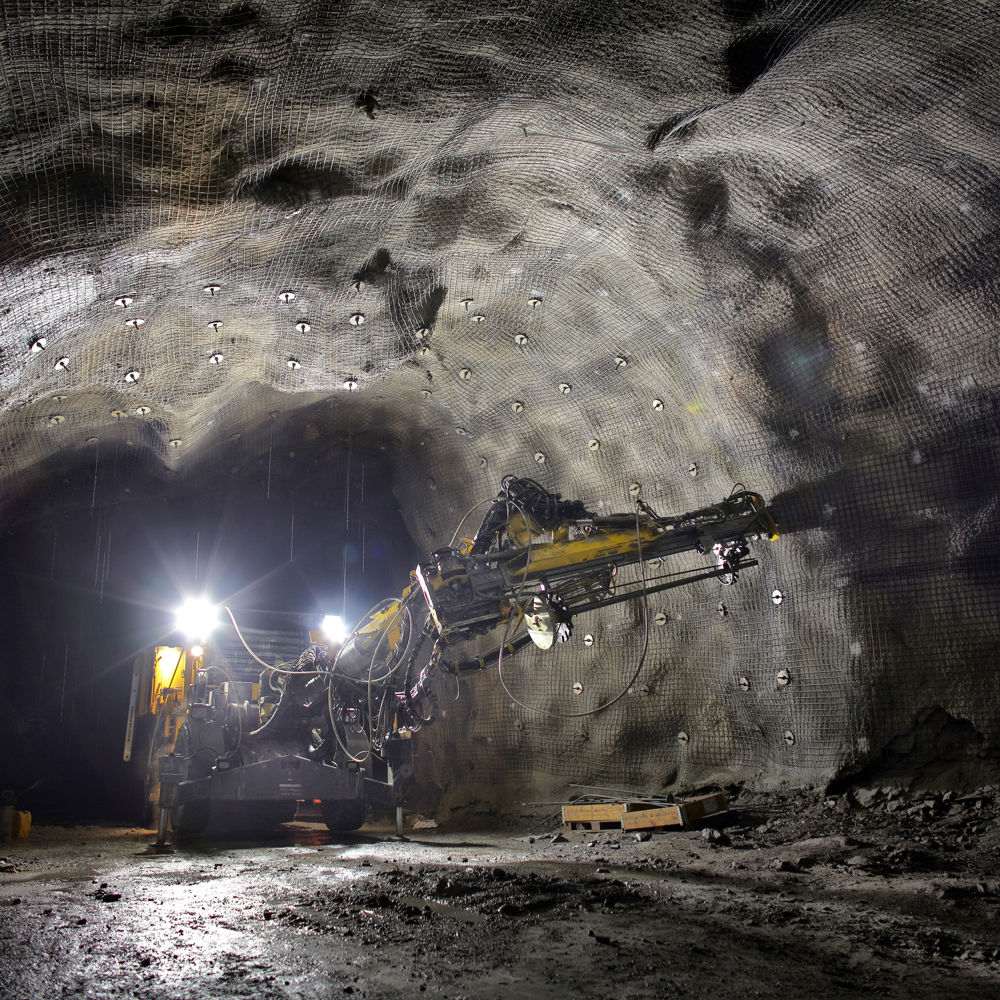 Bergförstärkning i en tunnel.