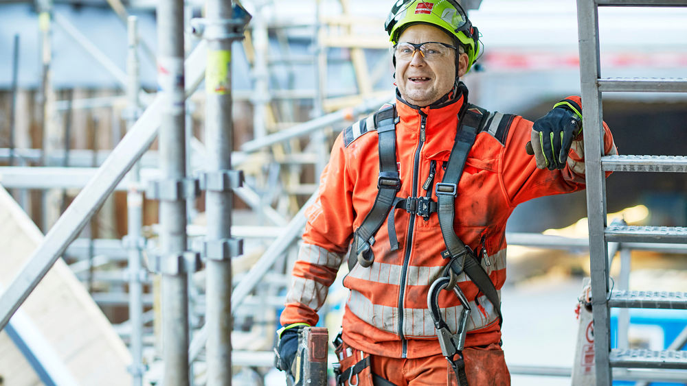 Byggarbetare med spikpistol.