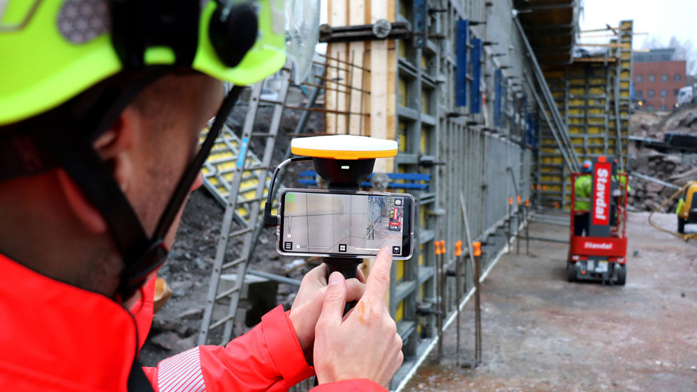 Håndholdt Trimble Site Vision/ bruk av augmented reality på byggeplass. Foto.