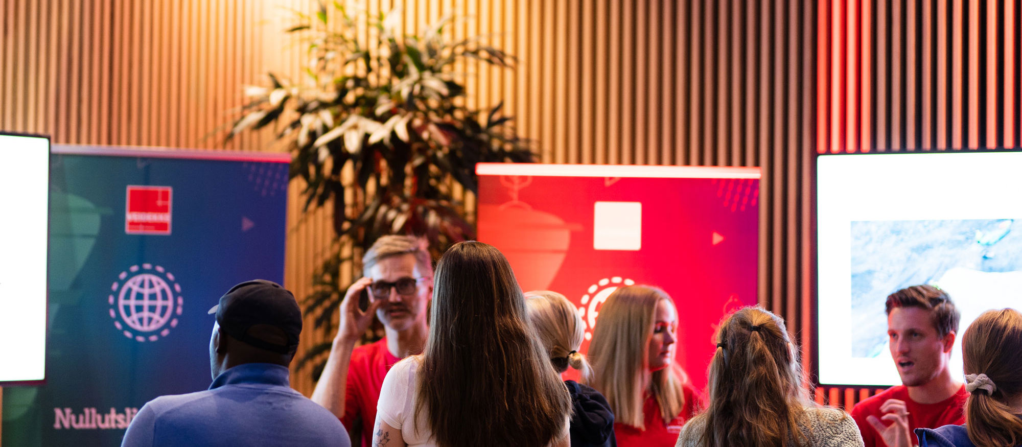 Grupp människor på arbetsmässa