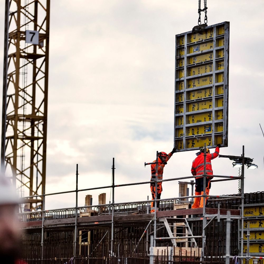 En vägg lyfts på plats med kran