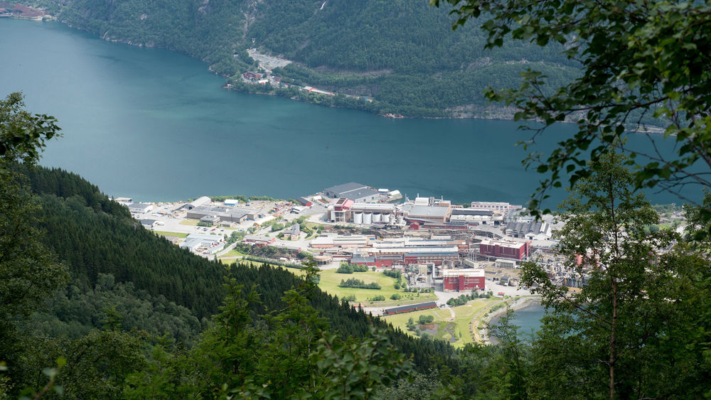 Bild på ett samhälle vid en fjord, vy ovanifrån