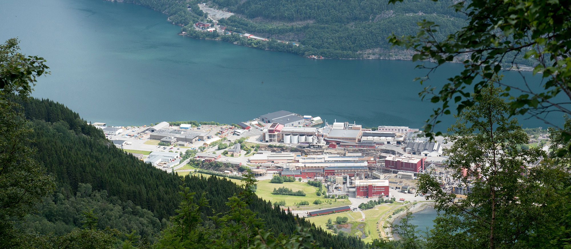 Bild på ett samhälle vid en fjord, vy ovanifrån