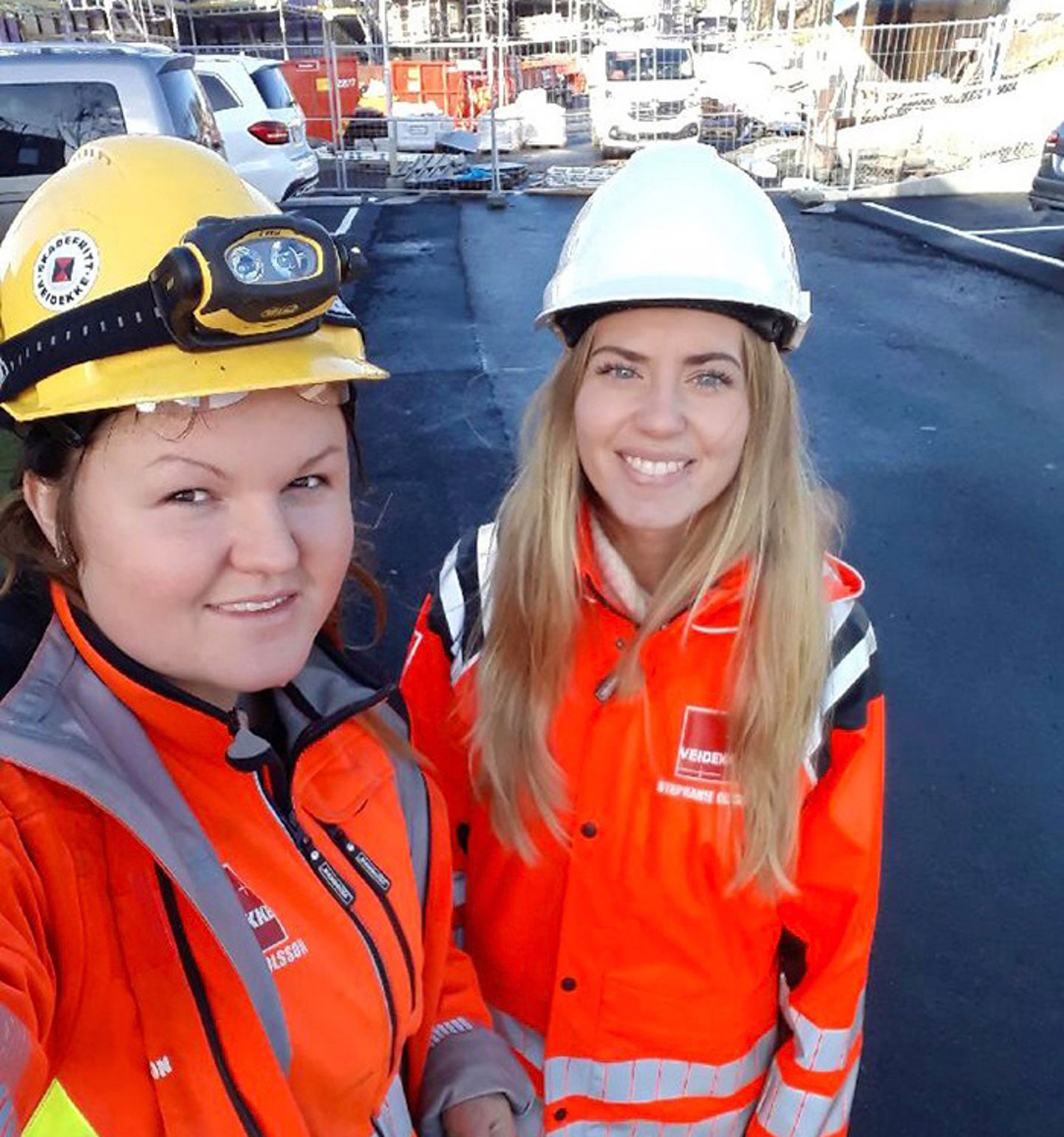 Bild på Linnea och Stephanie ute på ett bygge.