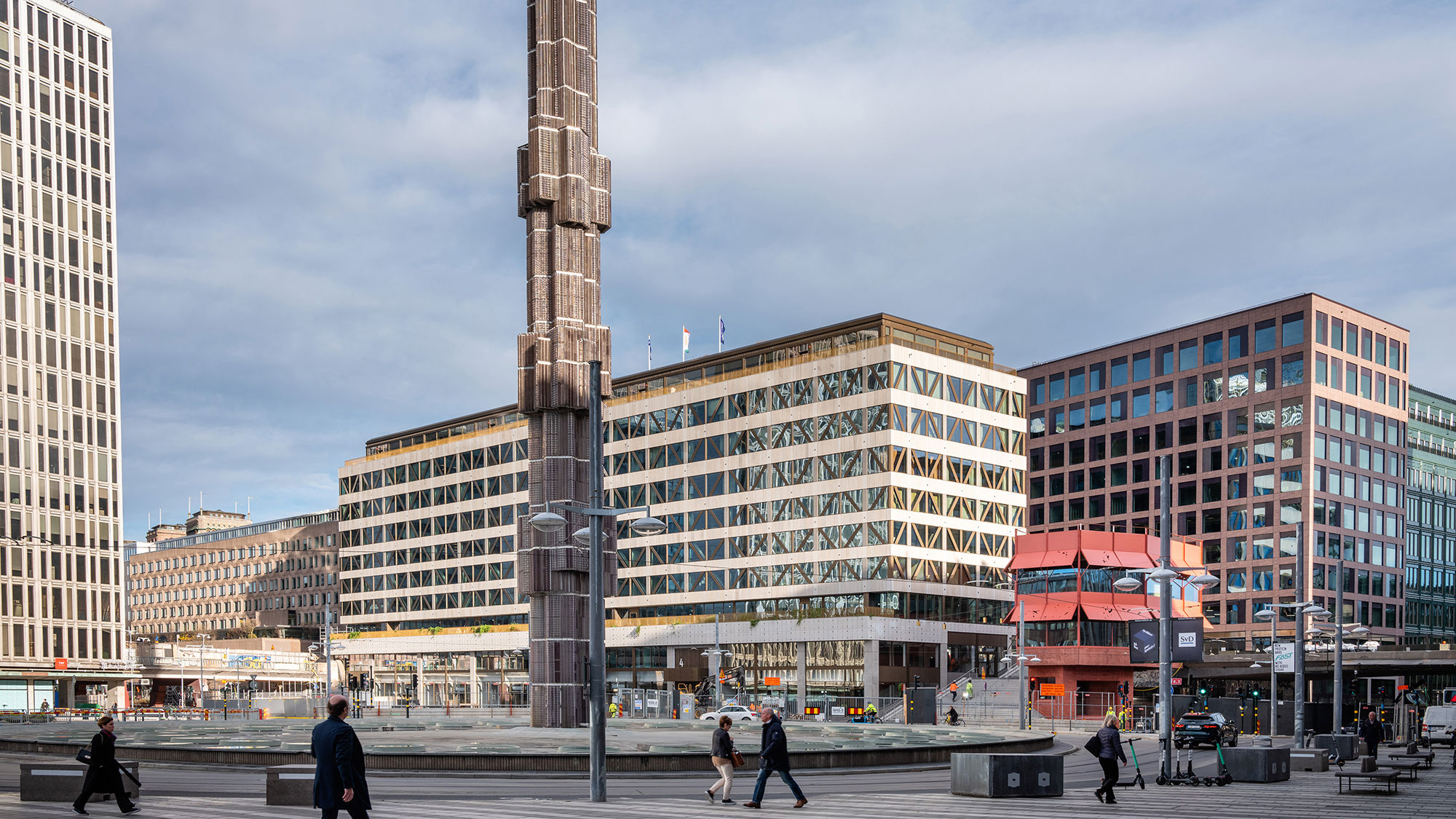 Sergels torg med människor i förgrunden