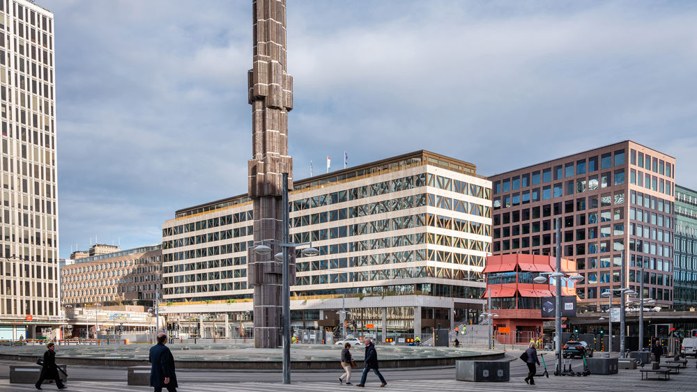 Sergels torg med människor i förgrunden