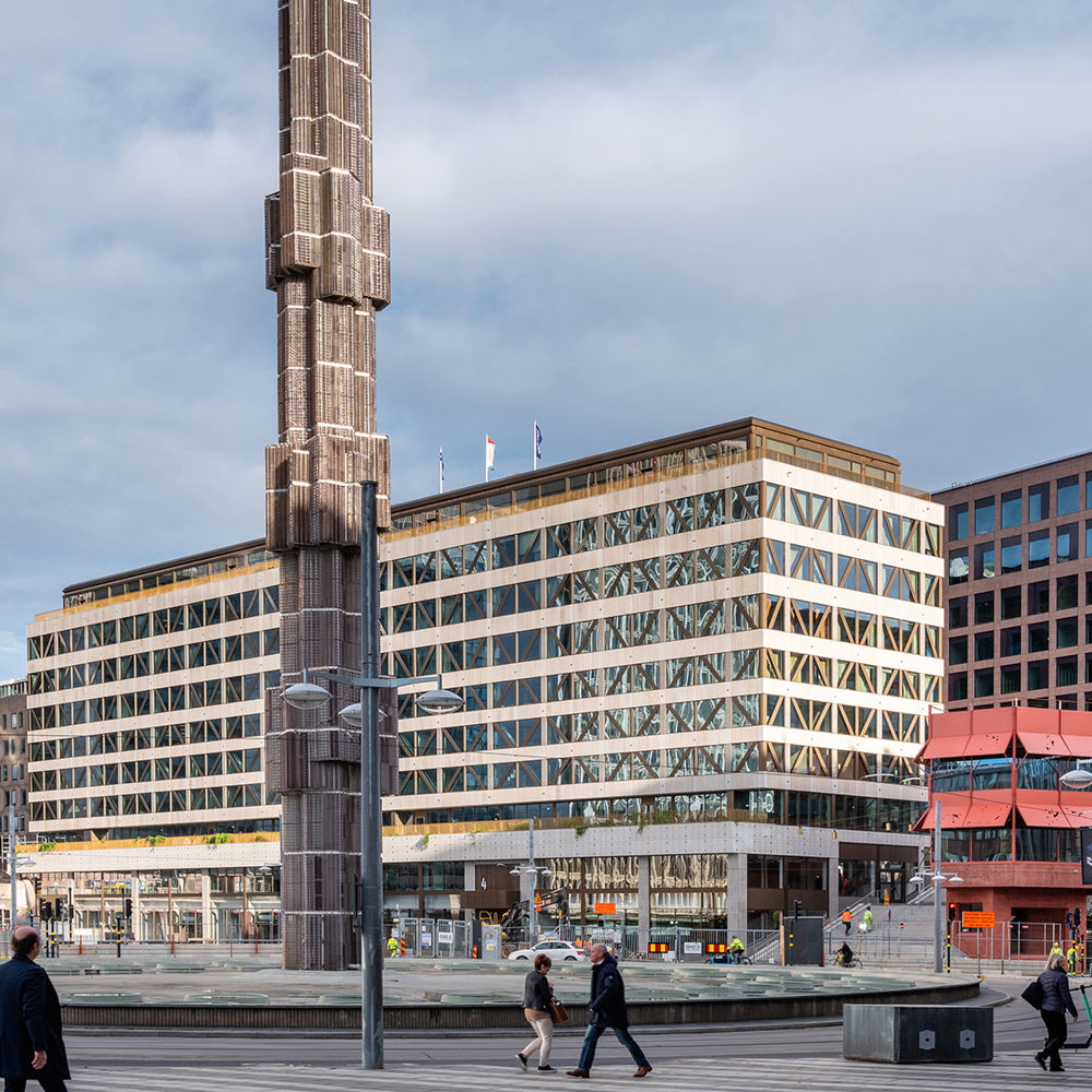 Sergels torg med människor i förgrunden