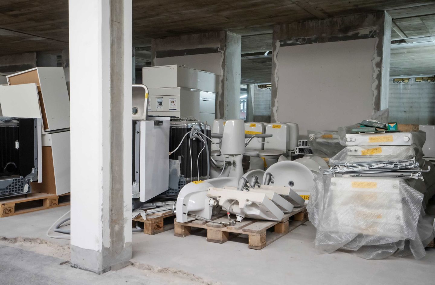 Återvunnet byggmaterial lagras inomhus i ombyggnadsprojekt