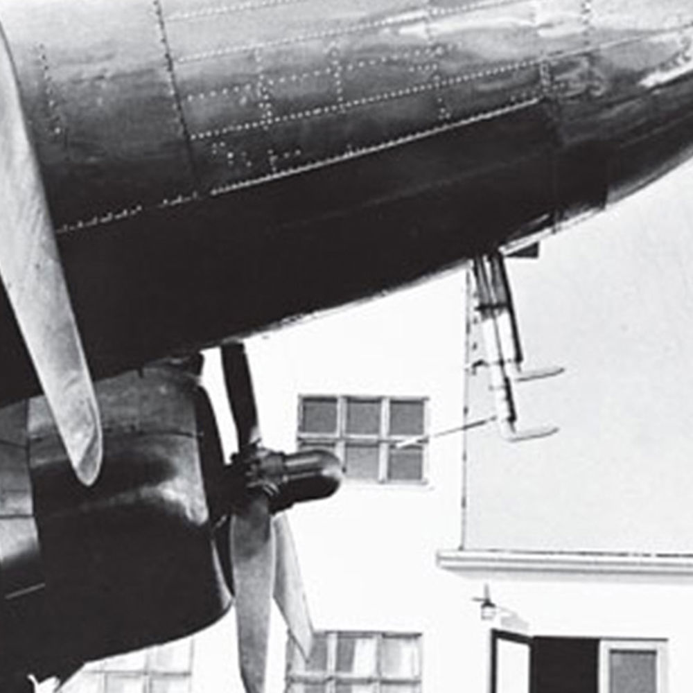 Gammal svartvit bild på flygplan