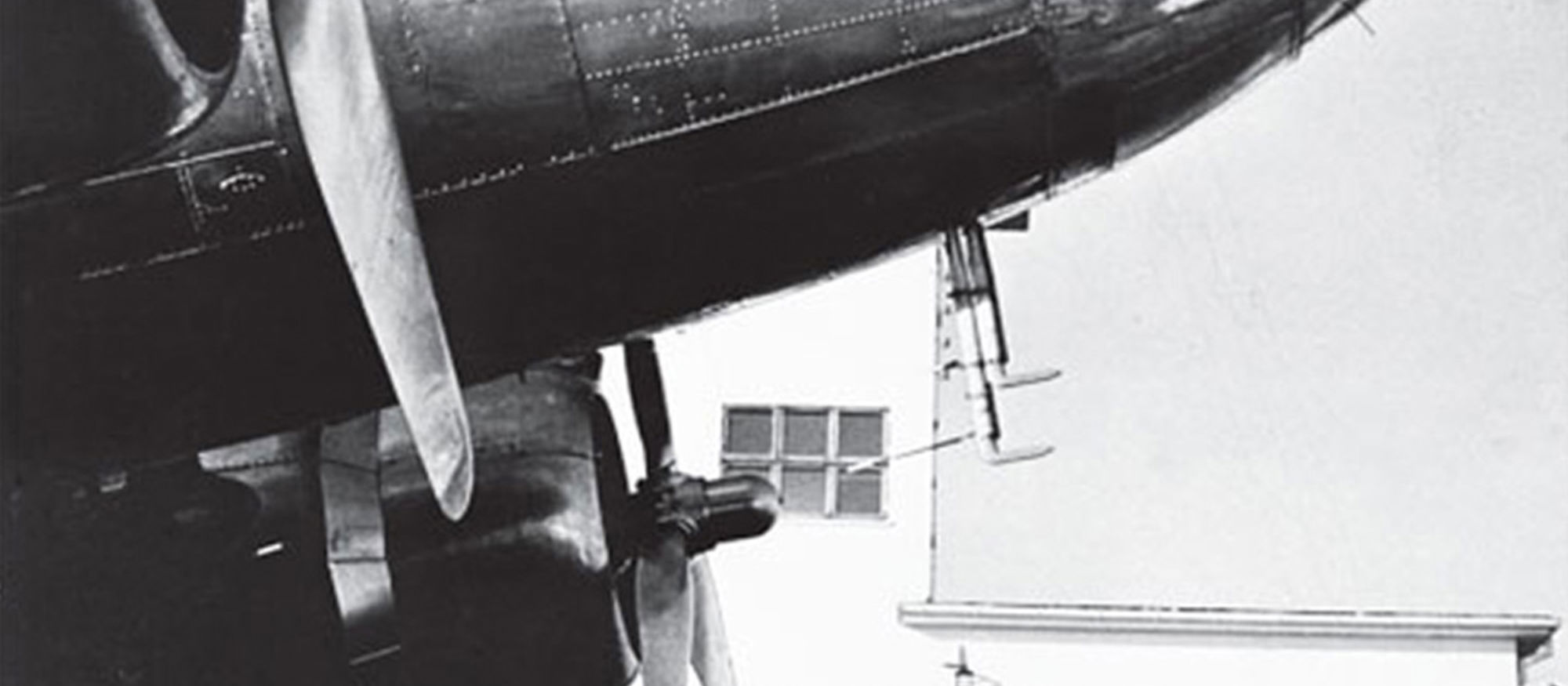 Gammal svartvit bild på flygplan