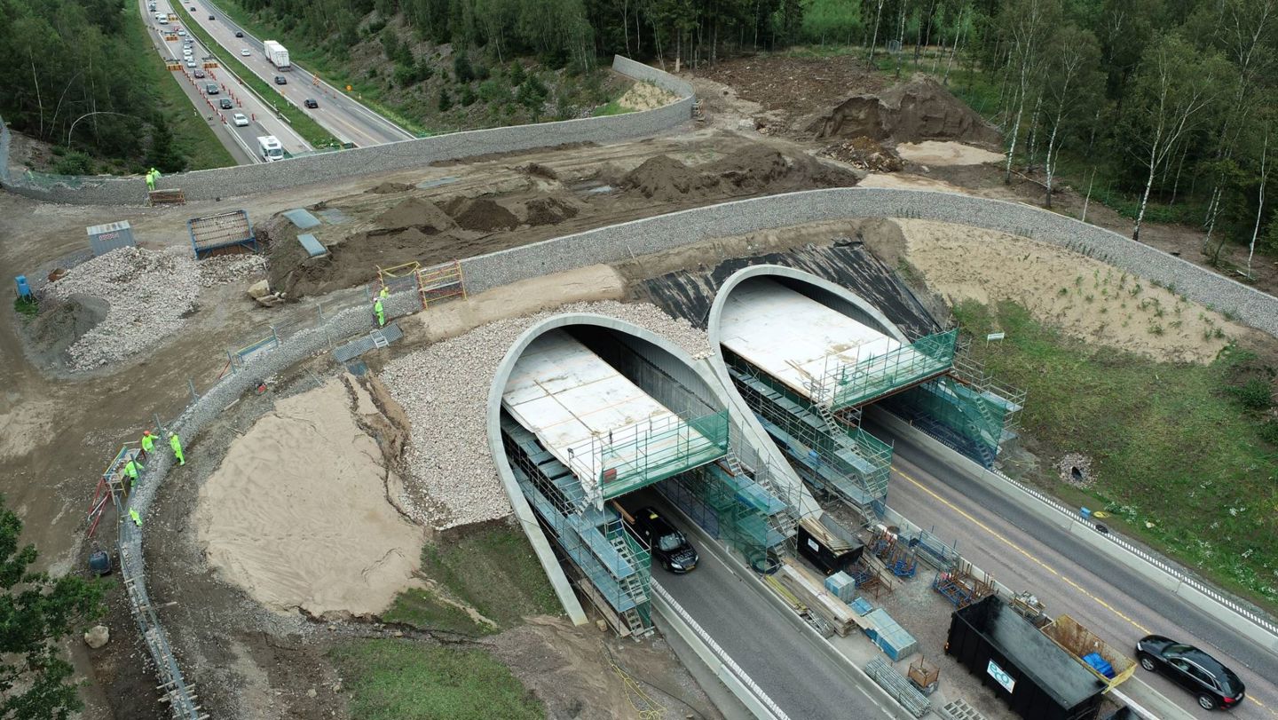 Ekodukten över E6 under byggnationen med ställningar kring de två tunnlarna som går under övergången