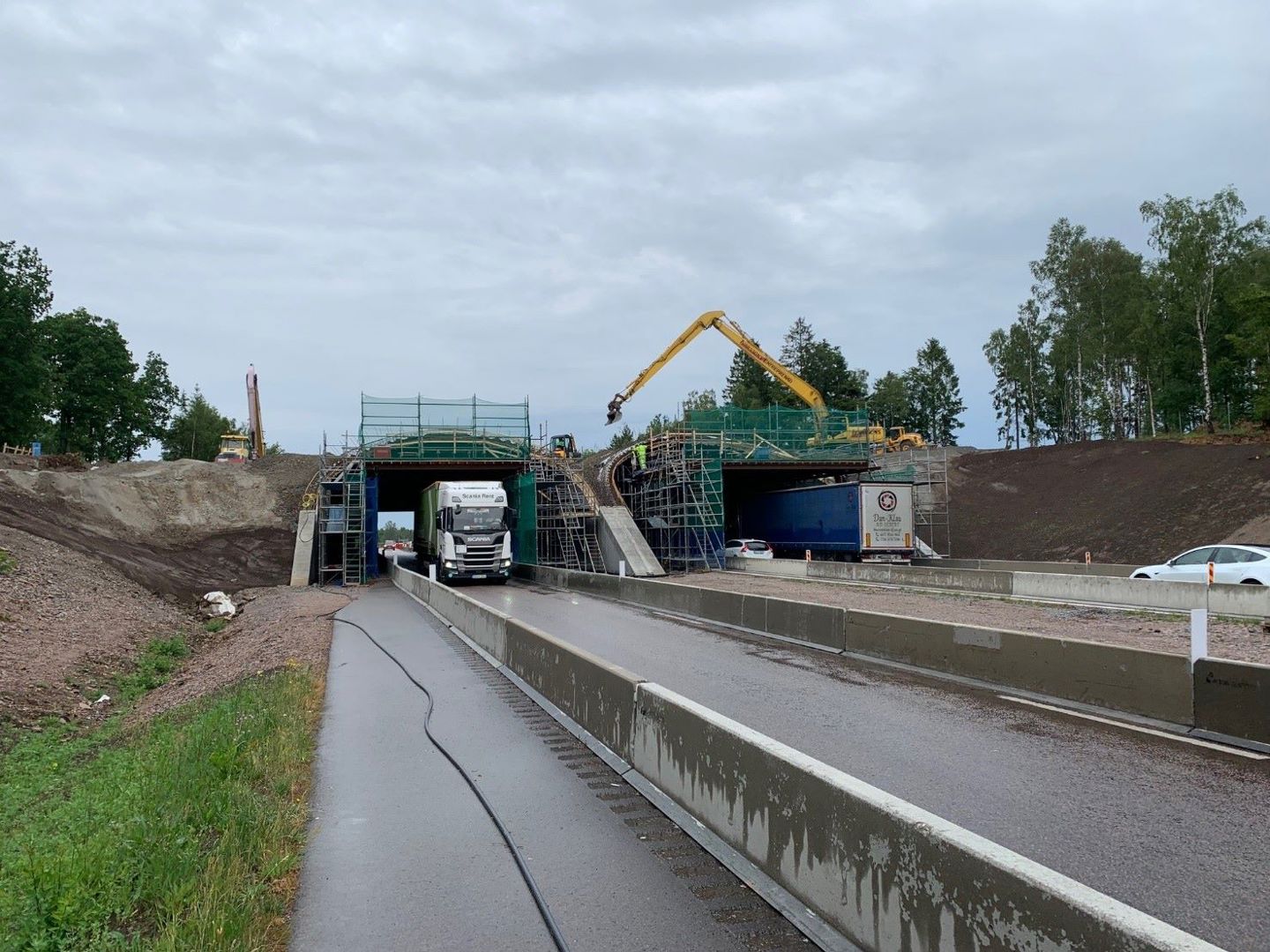 En lastbil passerar genom ekoduktens tunnel under byggnationen. 