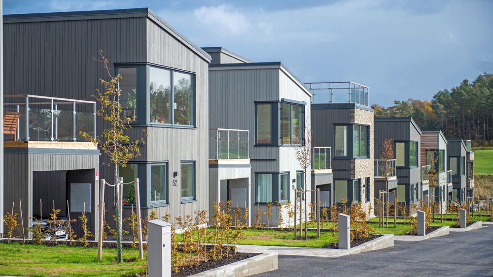 Grå småhus på rad i Hills Villastad, Mölndal