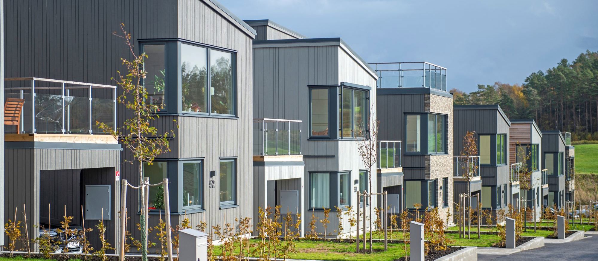 Grå småhus på rad i Hills Villastad, Mölndal
