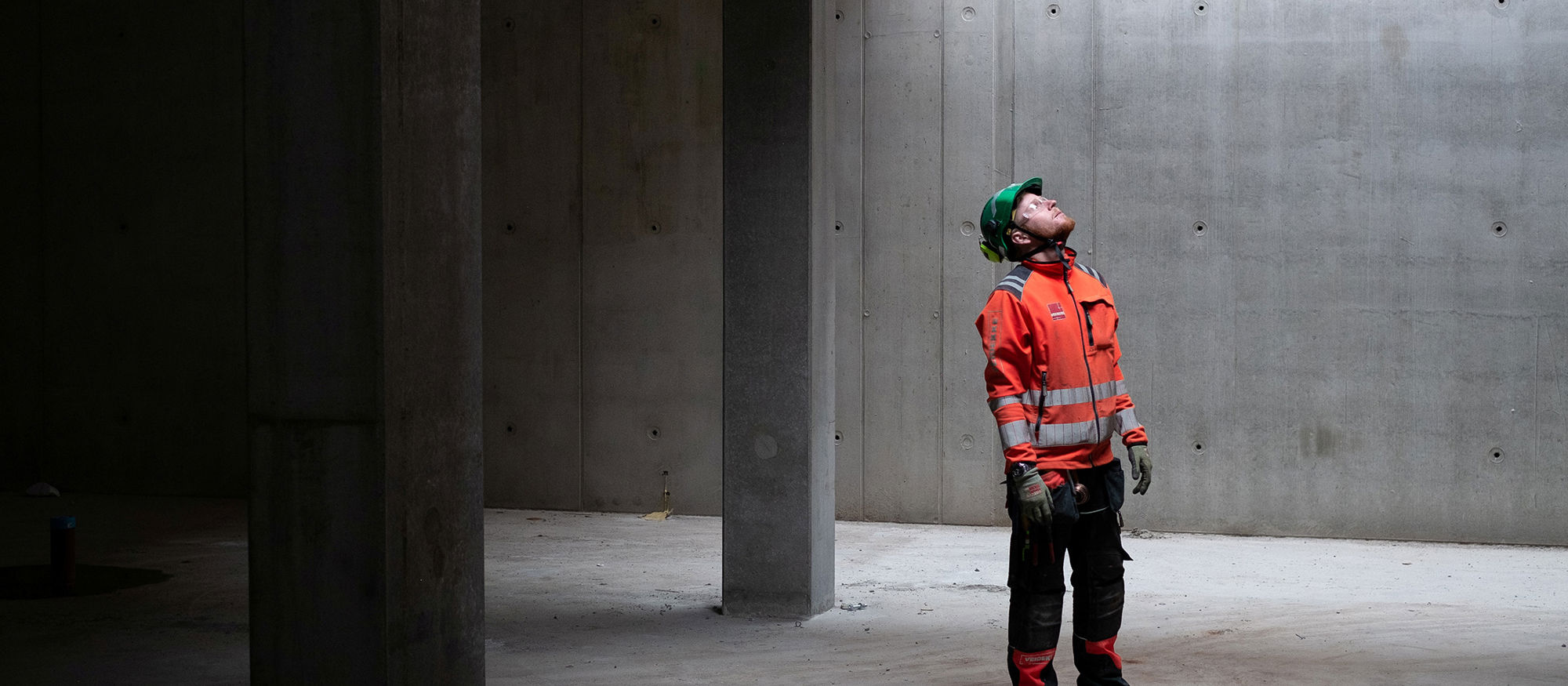 En man i byggnad med betongväggar.