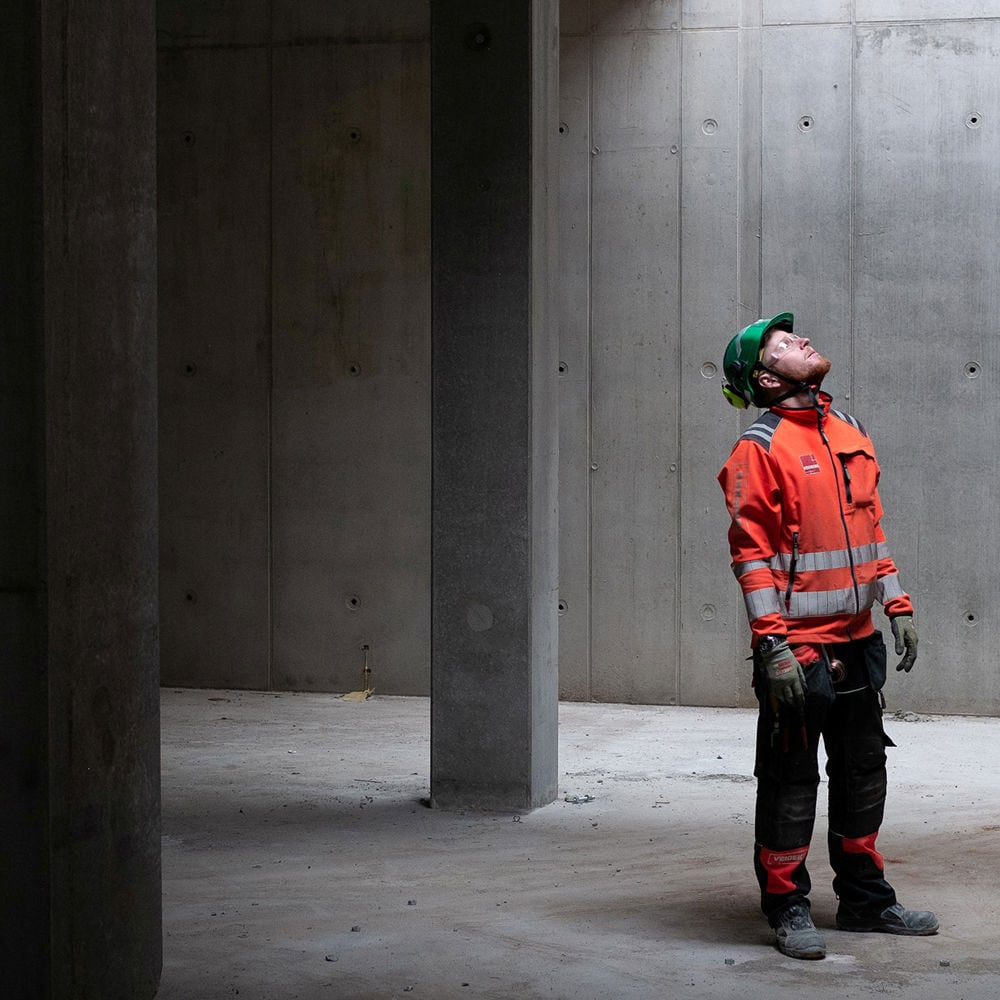 En man i byggnad med betongväggar.