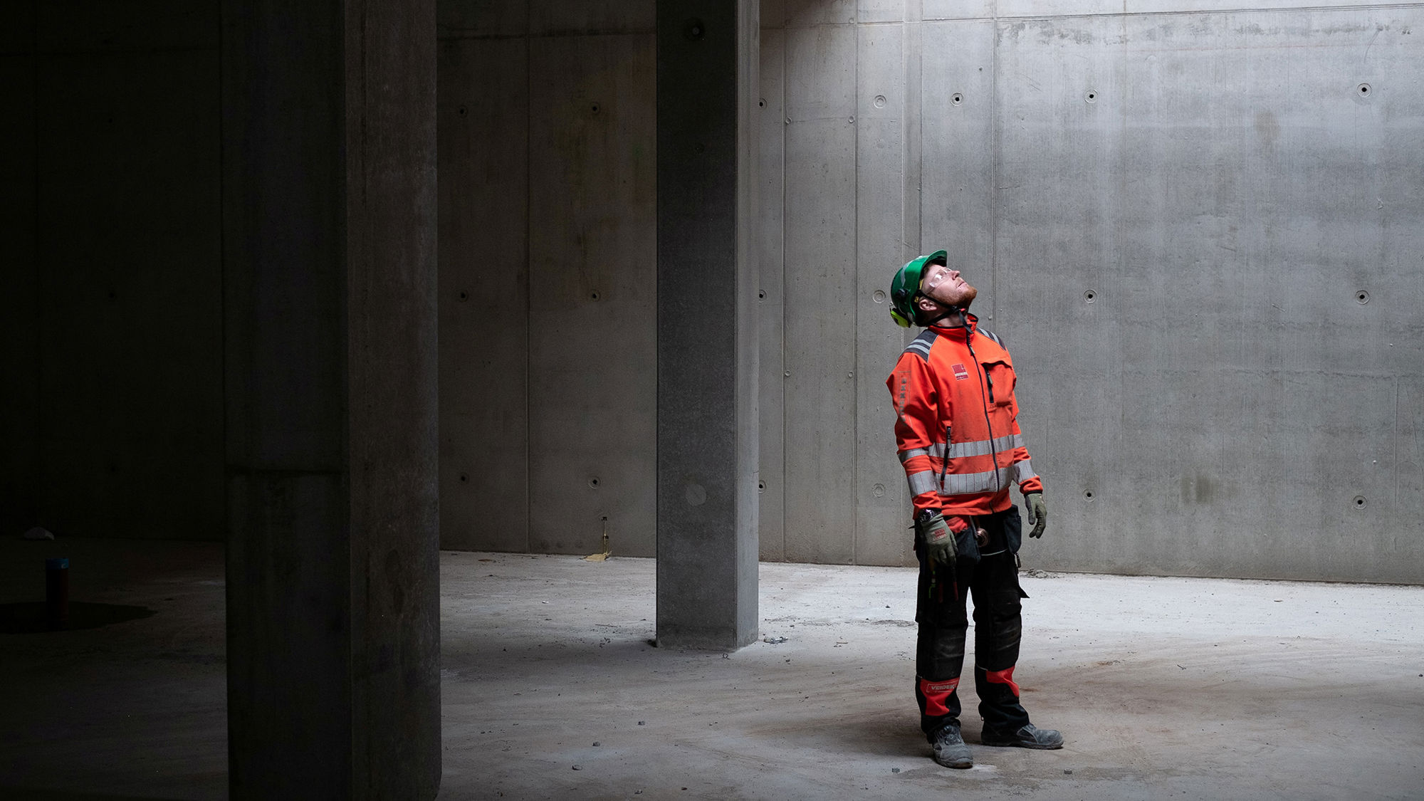En man i byggnad med betongväggar.