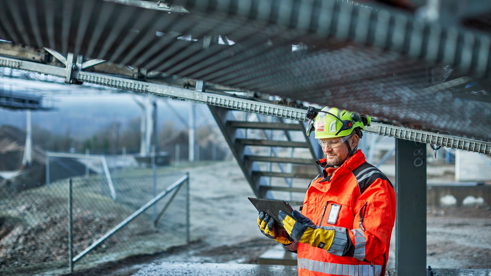Man med varsel på en krossanläggning