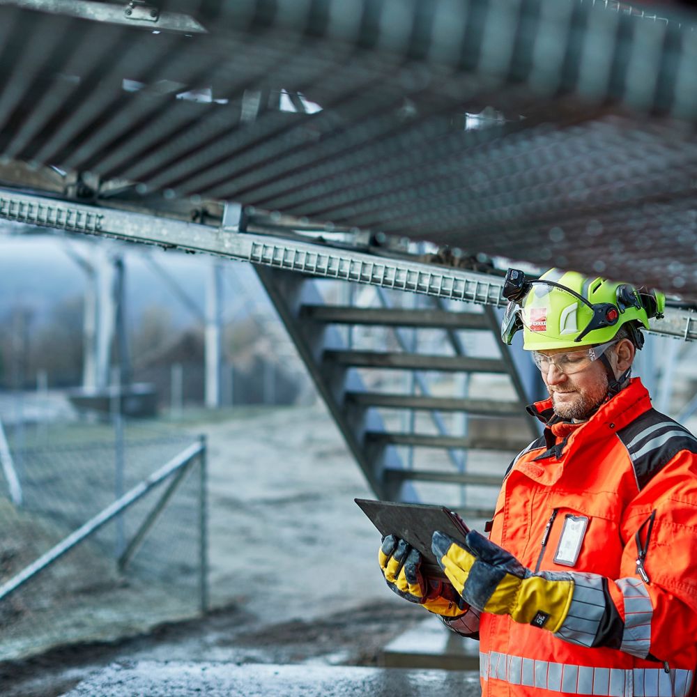 Man med varsel på en krossanläggning