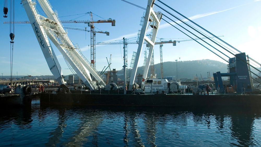 Hamn med kranar