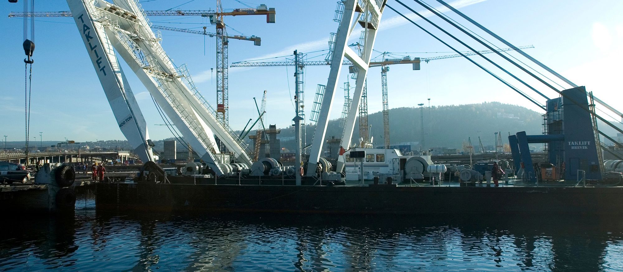 Hamn med kranar