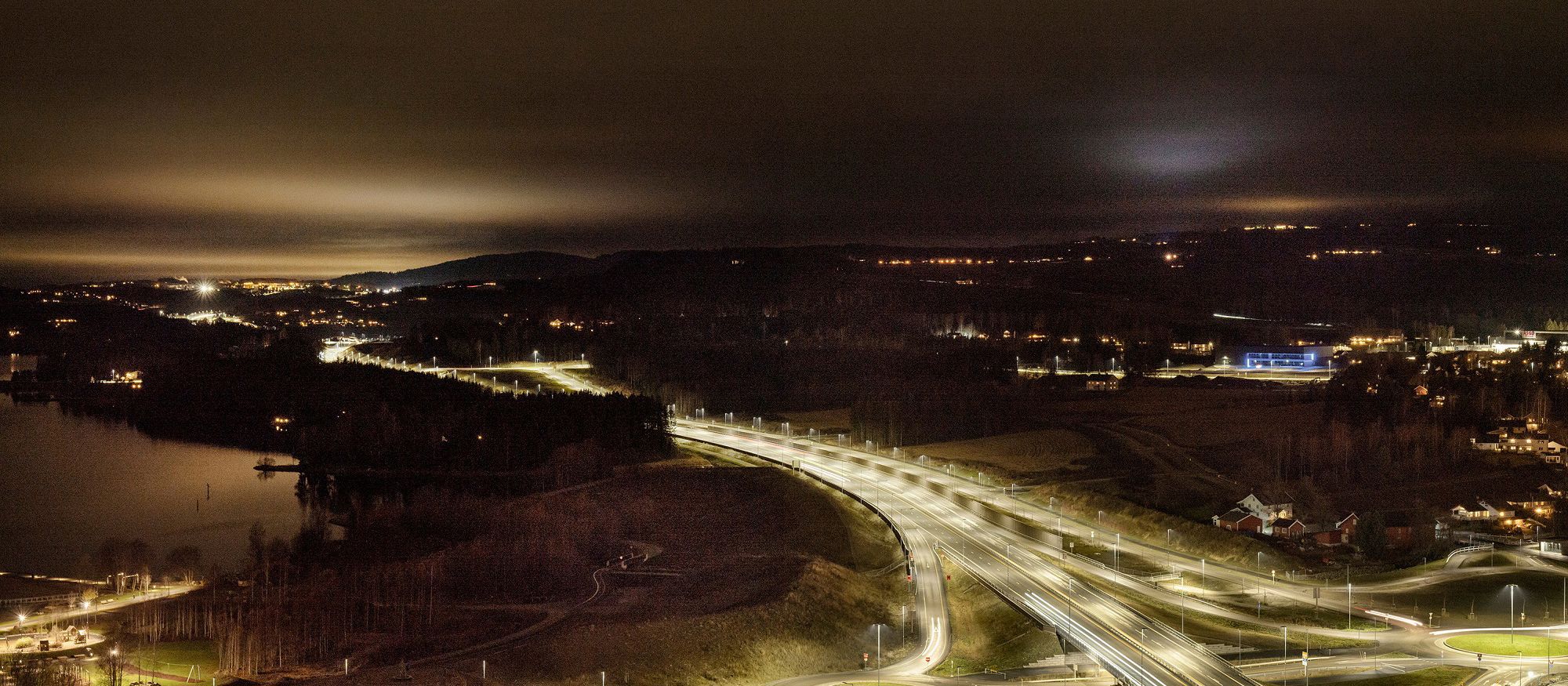 Nattbild på norsk motorväg