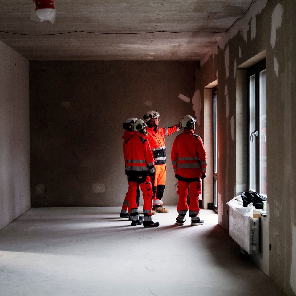 En grupp människor inspekterar ett pågående bygge.