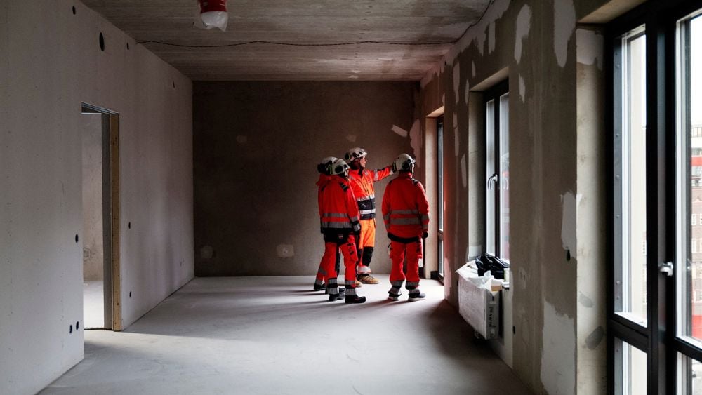En grupp människor inspekterar ett pågående bygge.